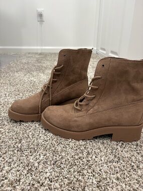 Old Navy Women's Taupe Lace-Up Suede Combat Boots